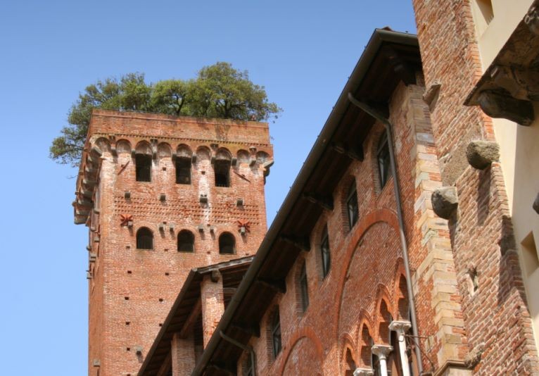 Ein Wahrzeichen der Stadt Lucca, 44 m hoch