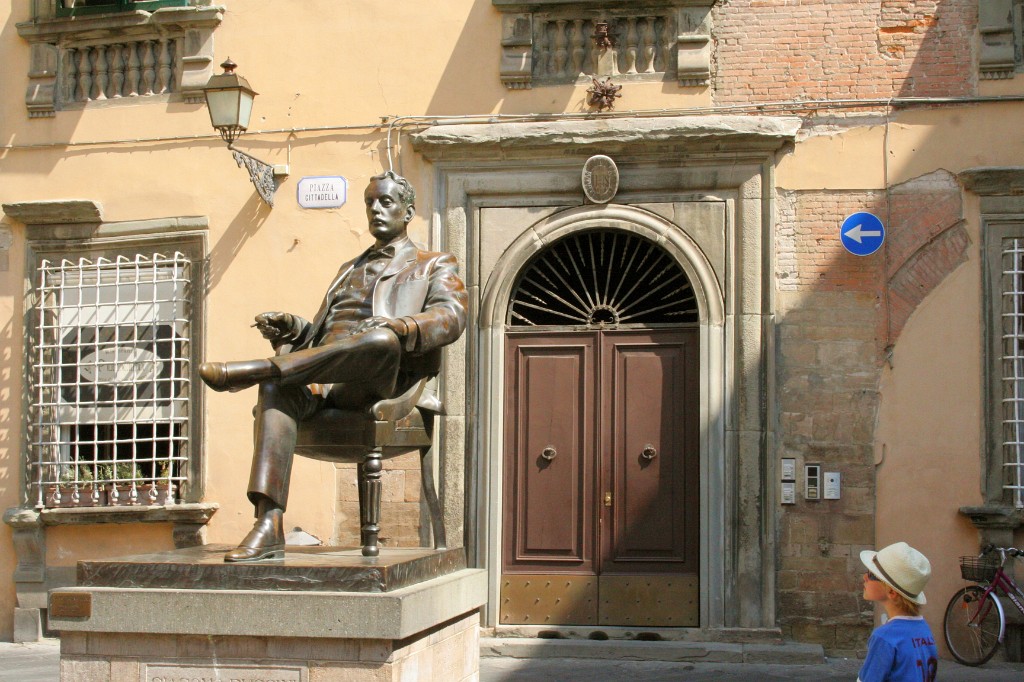 Das Puccini-Denkmal vor dem Casa di Puccini