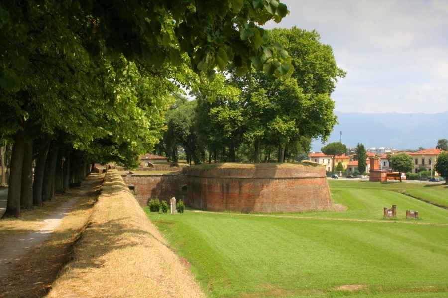 Die Stadtmauer umfaßt mit über 4 km Länge die ganze Altsstadt