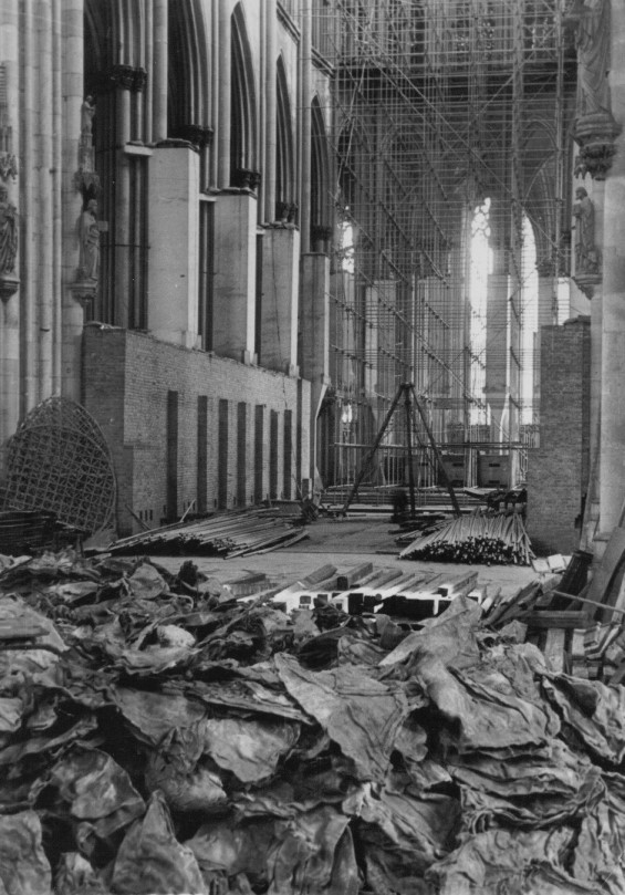 1945年3月、ケルン大聖堂の瓦礫の中でミサを行うアメリカ兵。[640x799